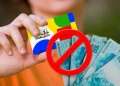 Bolsa Família negado com símbolo de bloqueio indicando problemas no benefício.