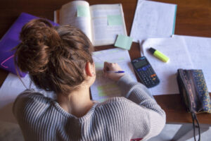Manter a concentração nos estudos é fundamental para ter um bom desempenho em provas.