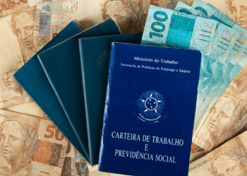 Carteiras de Trabalho e dinheiro brasileiro.