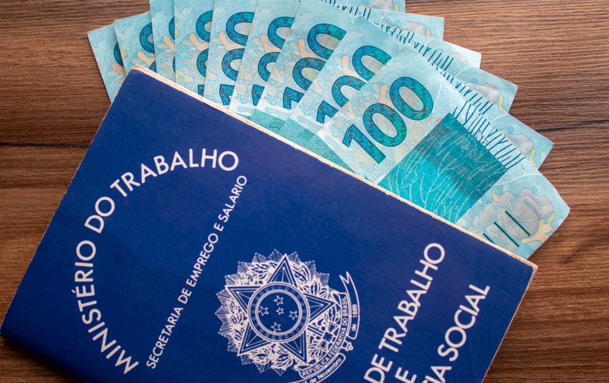 Salário mínimo vai subir mais de R$100 em 2024; veja quando começam os pagamentos