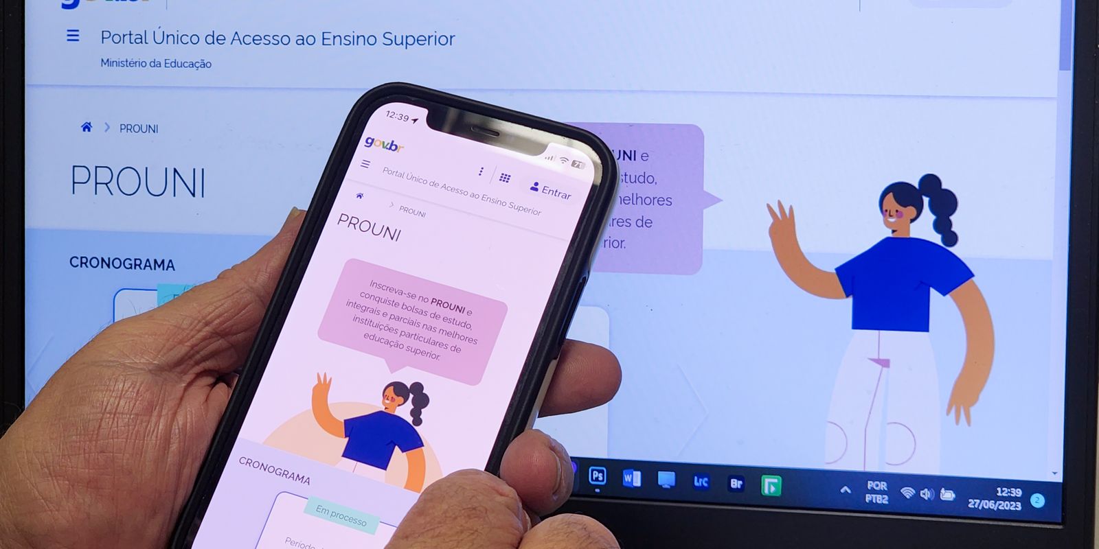 Estudante com celular na mão na Página de inscrições do Prouni