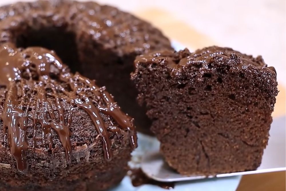 Receita de Bolo de Chocolate: não leva farinha e fica muito macio
