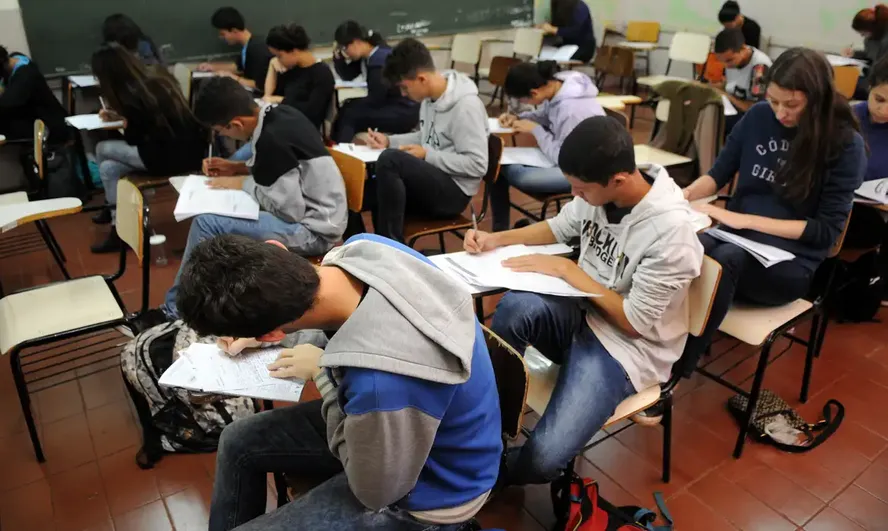 Estudantes do ensino médio em sala de aula. Imagem: Reprodução