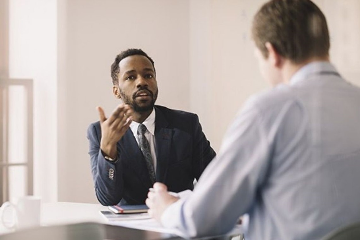 Confira as 6 coisas que você não deve fazer NUNCA em uma entrevista de emprego
