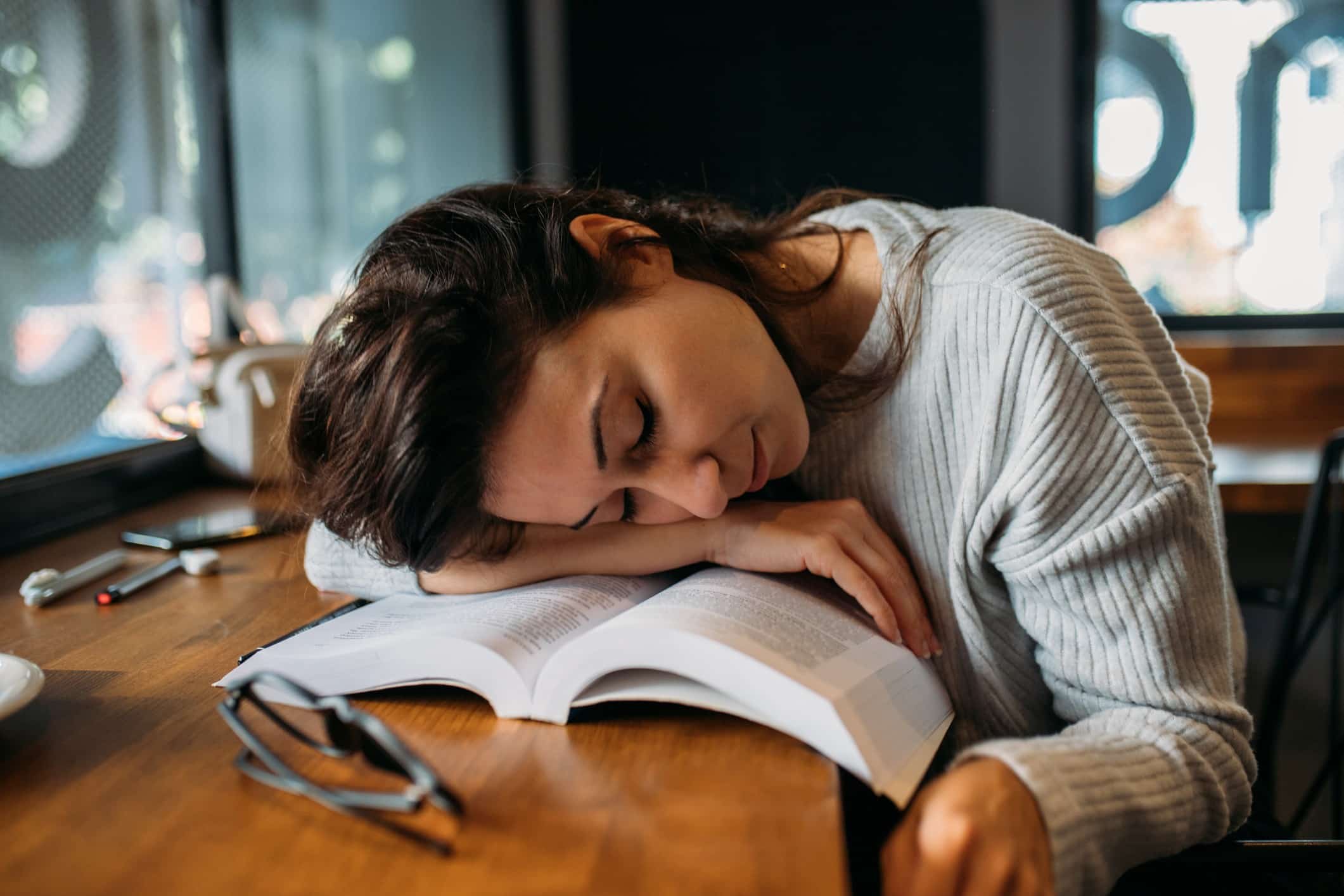 A sonolência durante os estudos pode atrapalhar o aprendizado. Imagem: Reprodução