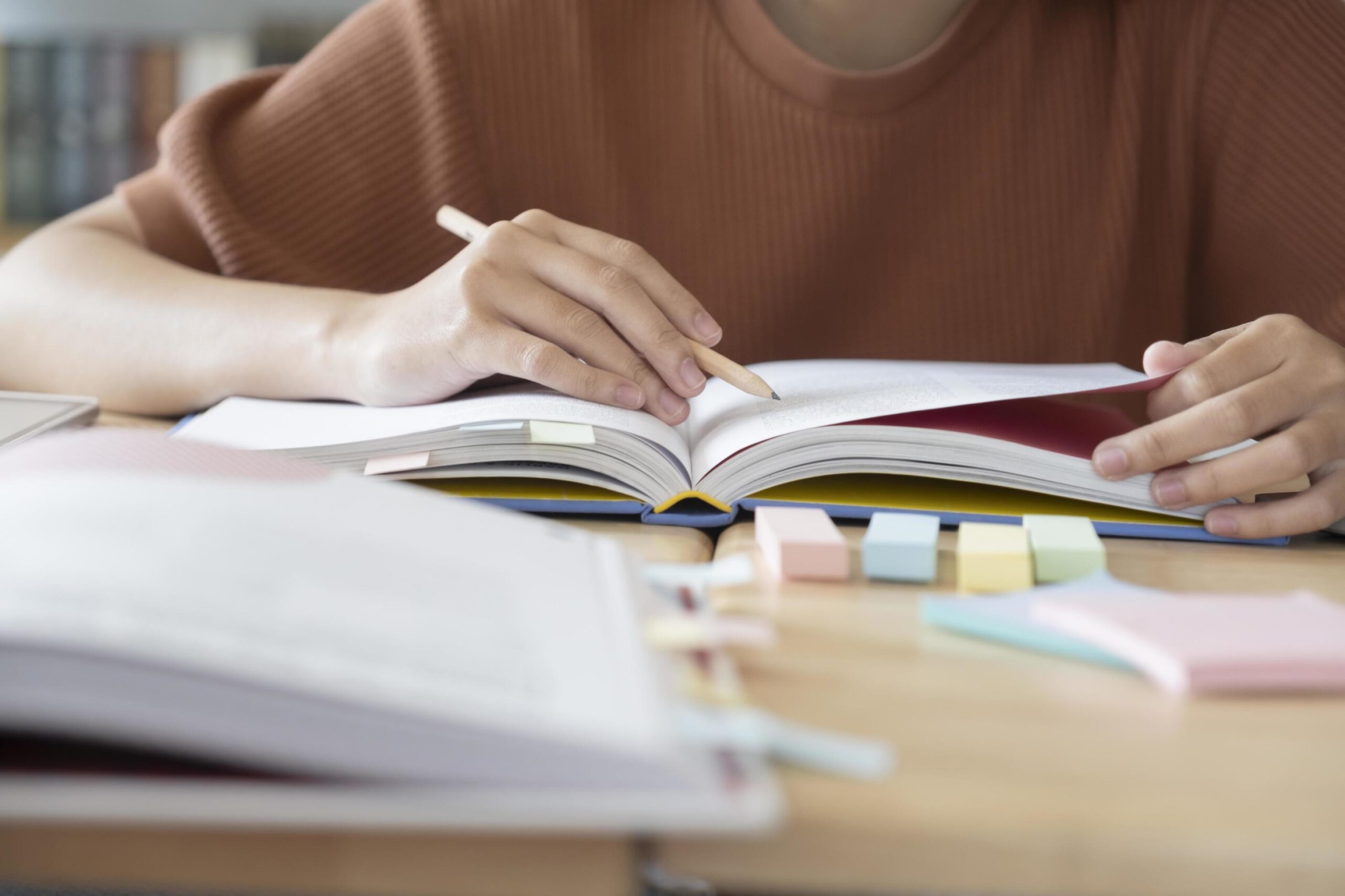 Ao revisar o assunto estudado é possível garantir a sua fixação de maneira dinâmica e reforçar a aprendizagem. Imagem: Vecteezy/ Reprodução
