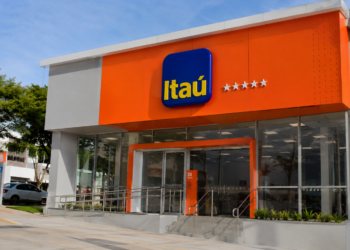 Fachada de agência do Itaú em referência às vagas de estágio oferecidas pelo banco.
