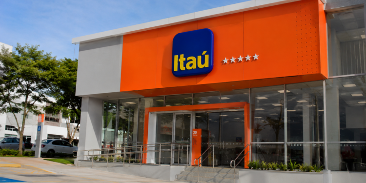 Fachada de agência do Itaú em referência às vagas de estágio oferecidas pelo banco.
