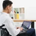 Estudante com deficiência utilizando notebook representa participantes do Enade 2026 que podem acessar o resultado de recurso sobre atendimento especializado.