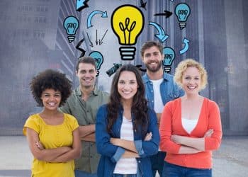 Grupo de pessoas sorrindo com ilustração de lâmpadas de ideias, ligado às frases que pessoas inteligentes dizem em equipe
