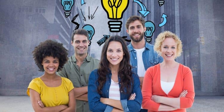 Grupo de pessoas sorrindo com ilustração de lâmpadas de ideias, ligado às frases que pessoas inteligentes dizem em equipe