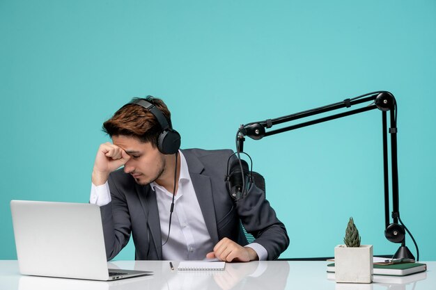 Conheça as graduações que mais causam depressão e insatisfação A profissão de jornalismo está entre as que mais causam insatisfação e depressão nas pessoas