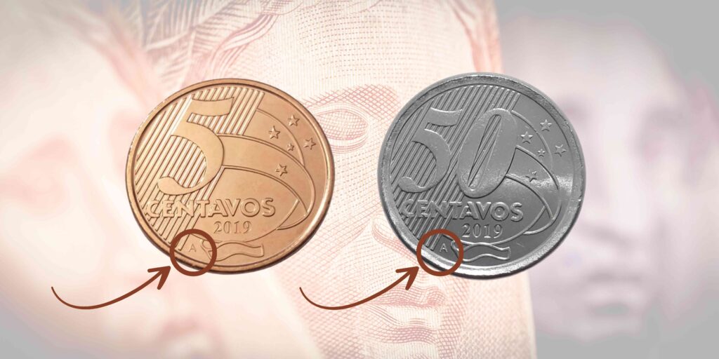 Moedas com a letra A.