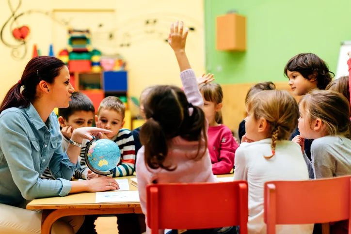 ESTÁGIO: 10 CURSOS superiores que mais CONTRATAM