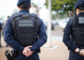 Guardas Municipais em patrulhamento urbano nas ruas de cidade brasileira.