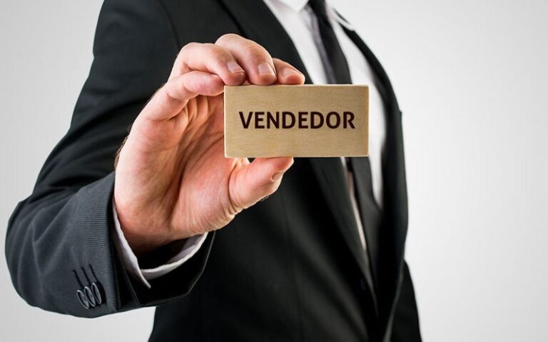 Mais de 200 VAGAS abertas para VENDEDOR; salários de até R$ 6 MIL A profissão de vendedor paga excelentes salários e só exige Ensino Médio.