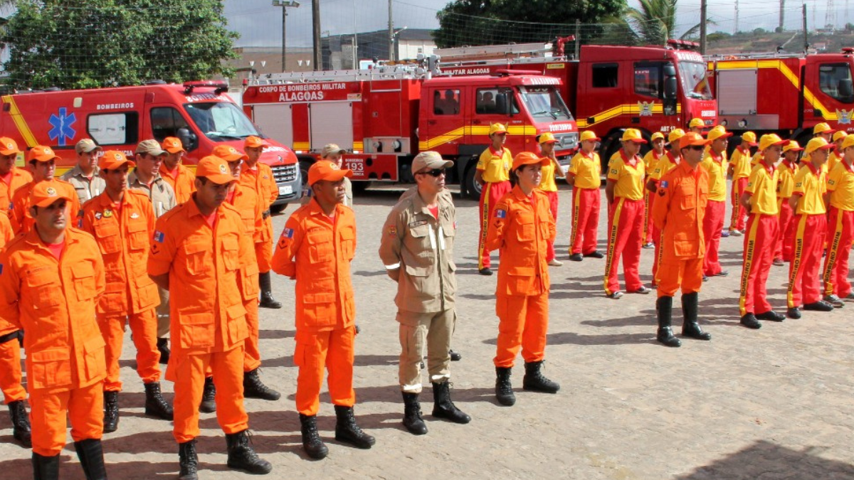 Militares do Corpo de Bombeiros de Alagoas durante formação com viaturas da corporação.
