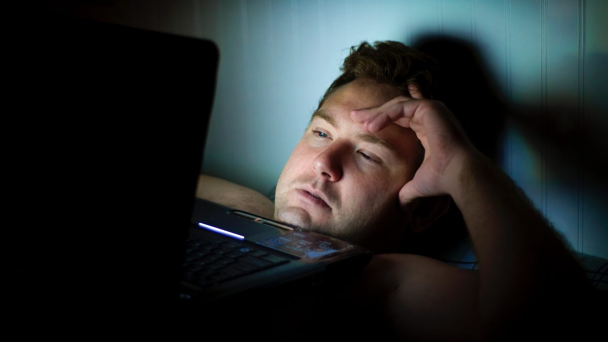 A insônia é um dos problemas causados pelo mal uso da tecnologia. Imagem: Matthew T Rader/ Unsplash