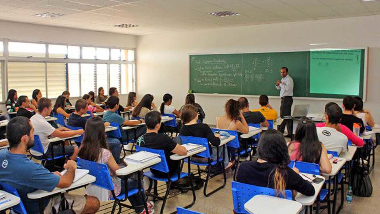 AULA UFV Easy Resize com Sala de aula da UFV. A universidade pública tem ensino de qualidade e professores capacitados. Imagem: Aspuv