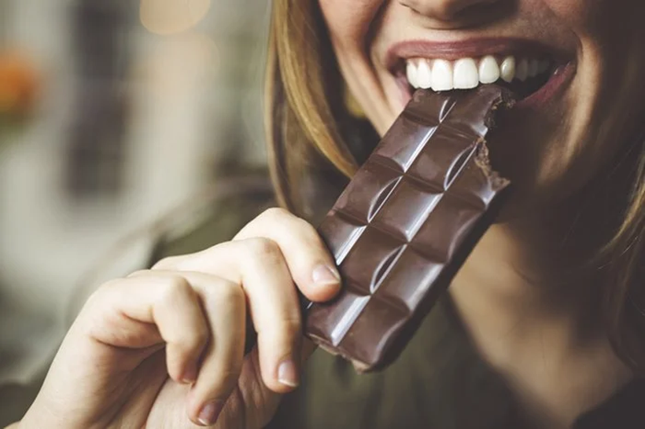 Comer chocolate regularmente pode te deixar MAIS INTELIGENTE, diz estudo