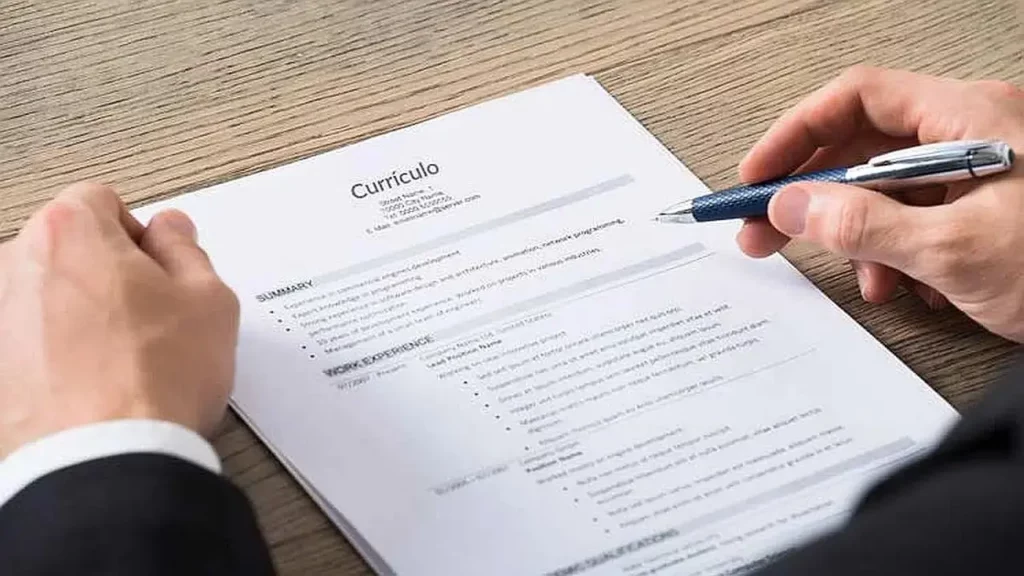 Carreira em destaque! 7 tipos de frases para EVITAR no currículo Carreira em destaque! 7 tipos de frases para EVITAR no currículo