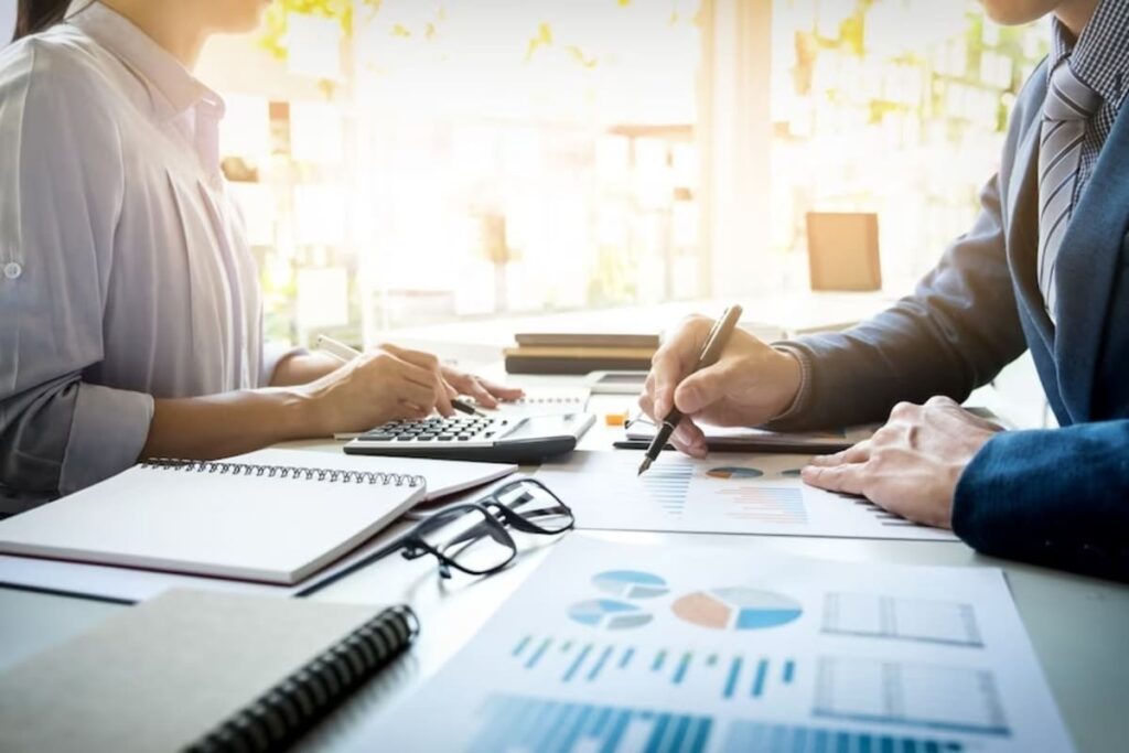 Descubra as 7 profissões PERFEITAS que transformam vendedores em milionários! Na área de vendas, consultor financeiro é destaque.