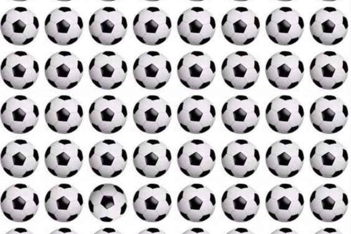 Encontre a bola de futebol diferente.
