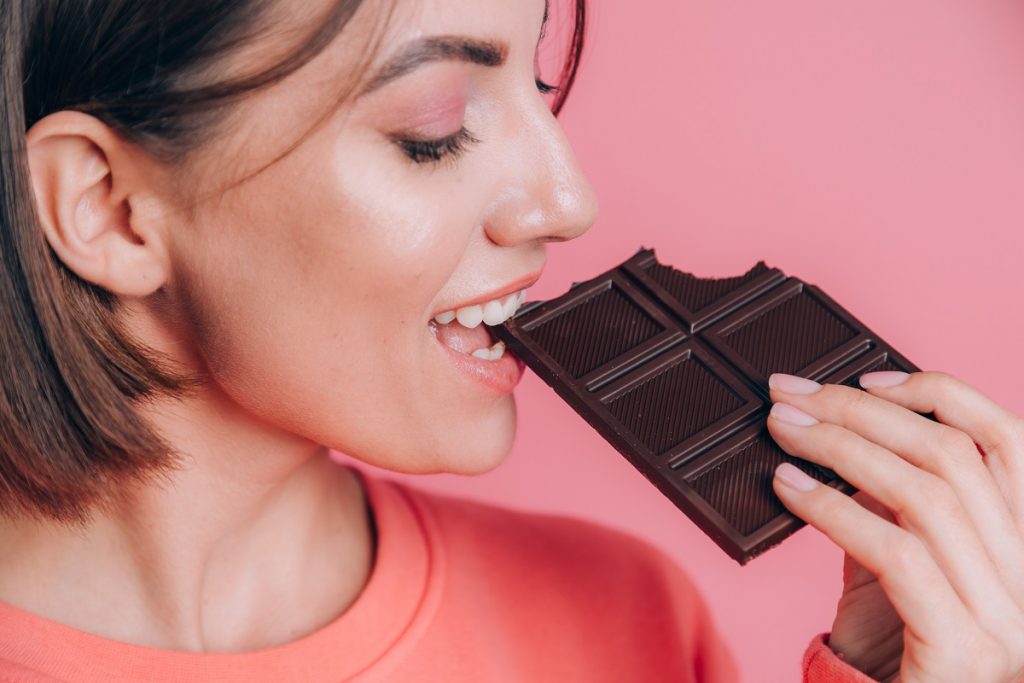 Comer chocolate regularmente pode te deixar MAIS INTELIGENTE, diz estudo Comer chocolate regularmente pode te deixar MAIS INTELIGENTE, diz estudo