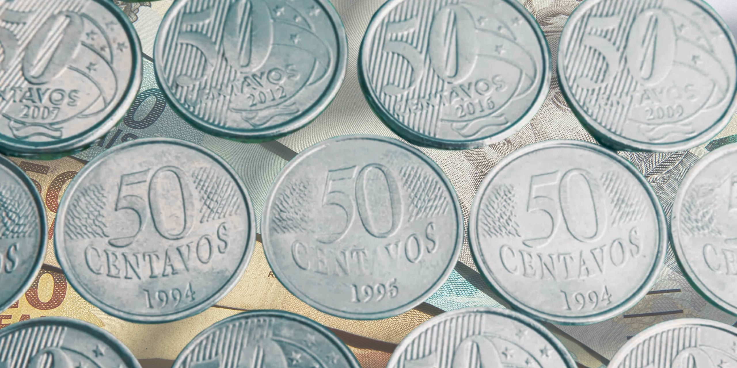 Moeda de 50 centavos com rebordo ondulado: descubra o que é e quanto ela vale!