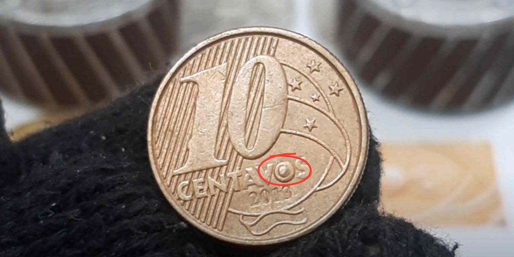 Moeda de 10 centavos com a letra O "entupida" Moeda de 10 centavos com a letra O "entupida"