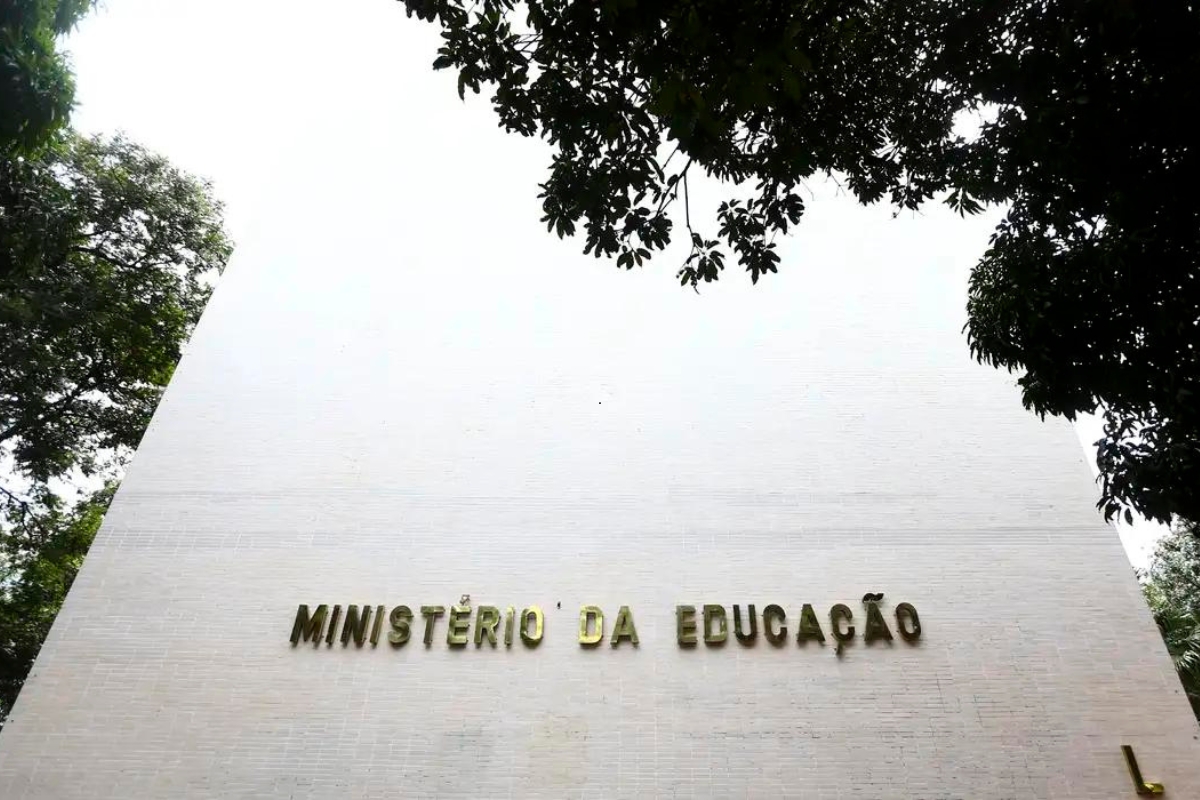 Novas diretrizes do MEC alteram cursos EAD e impactam brasileiros; entenda