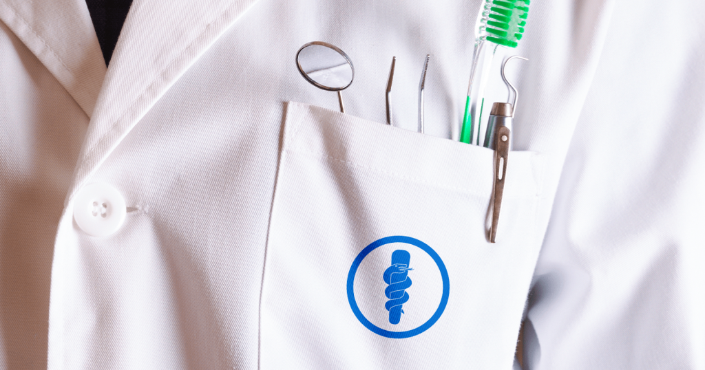 Capa Blog Saiba qual é o símbolo da odontologia e seu significado min Top 10 faculdades que te empregam antes mesmo de formar!