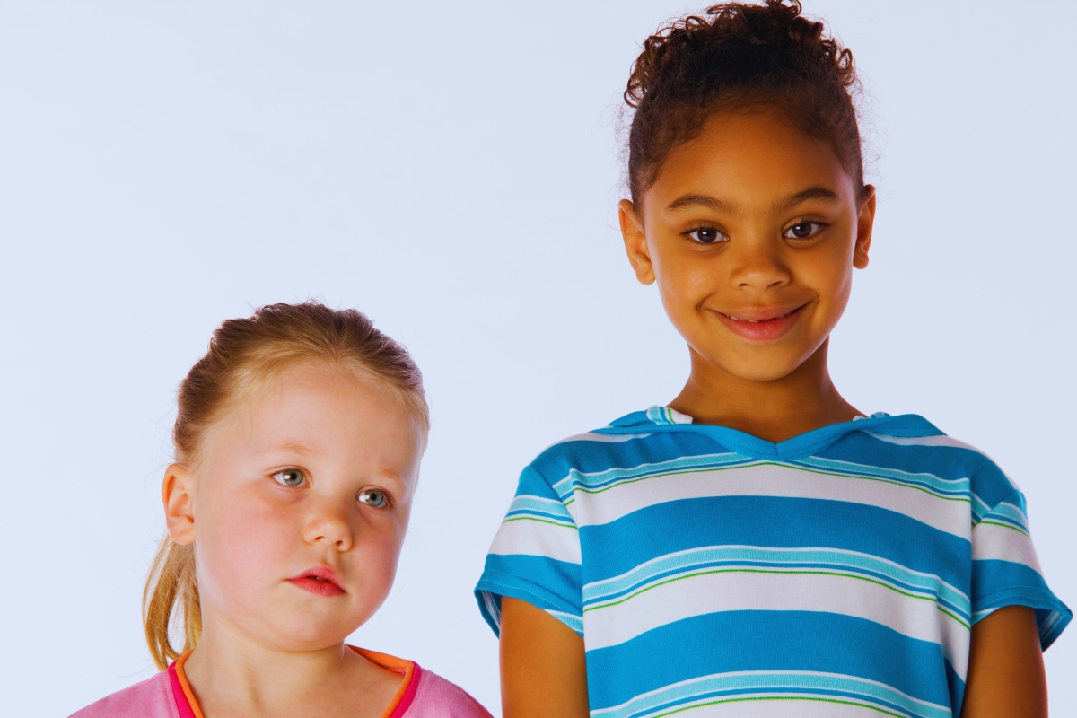 Você sabe o aumentativo certo de moça? E o diminutivo? Duas meninas, uma clara e outra parda, sendo uma maior que outra