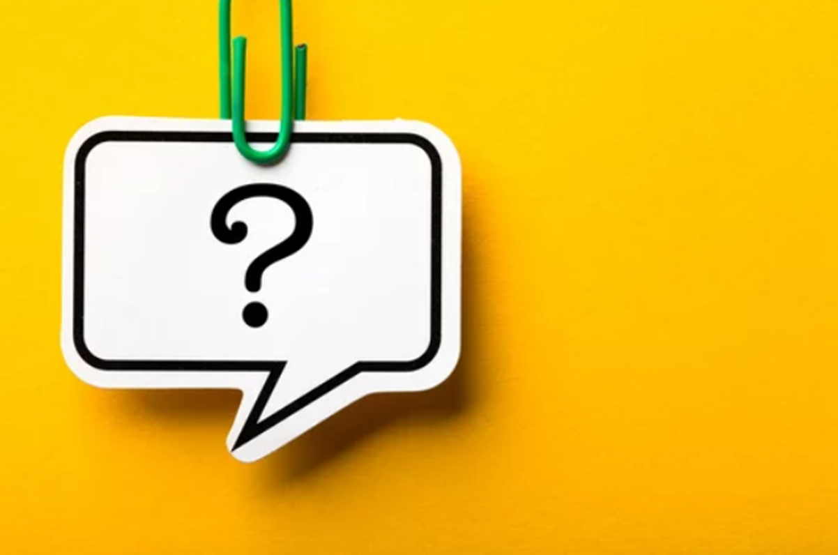 Qual o certo: "de menor" ou "menor de idade"?