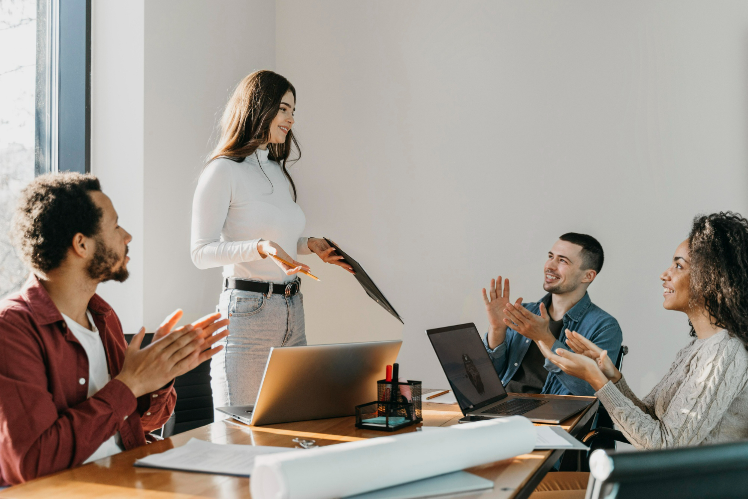 A liderança feminina é mais bem avaliada do que a masculina, de acordo com uma pesquisa recente da FIA Business School.