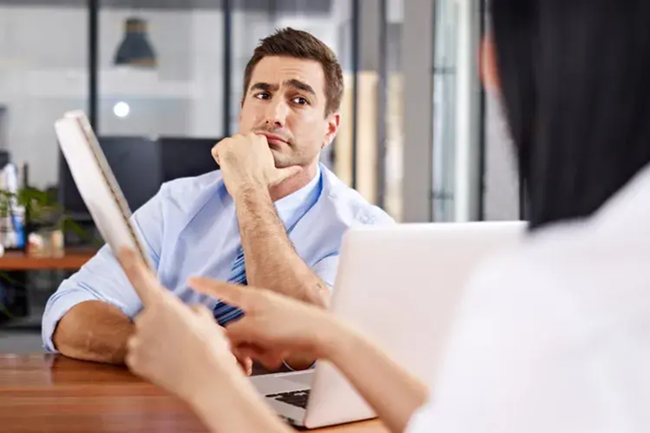 Confira as melhores dicas de como se comportar em situações embaraçosas na entrevista de emprego.