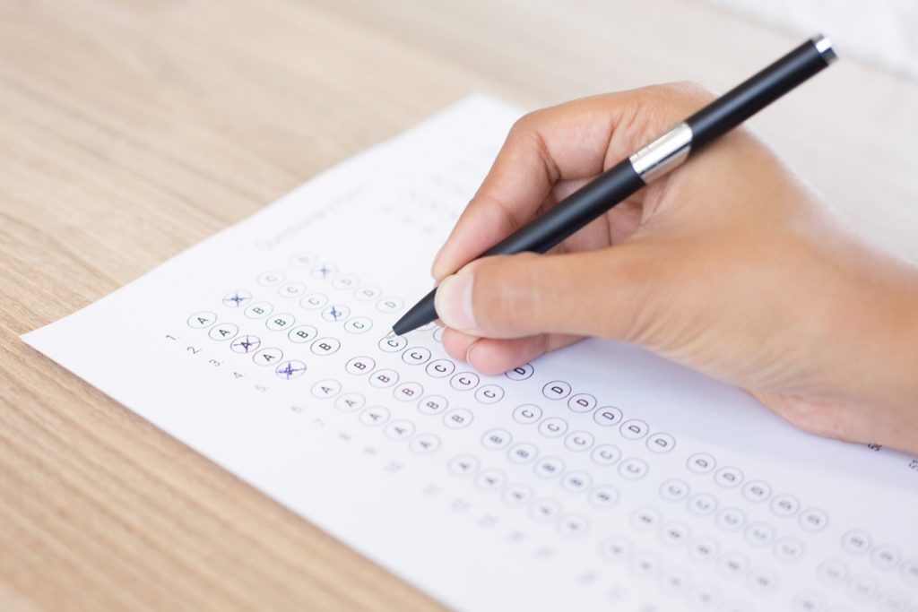 Para todos os cargos do concurso Câmara Municipal, a primeira etapa será uma prova objetiva, marcada para o dia 27 de outubro. Imagem: Freepik Os candidatos ao cargo de Intérprete de Libras do concurso Câmara Municipal serão submetidos a uma prova prática, que está prevista para o dia 17 de novembro. Imagem: Freepik