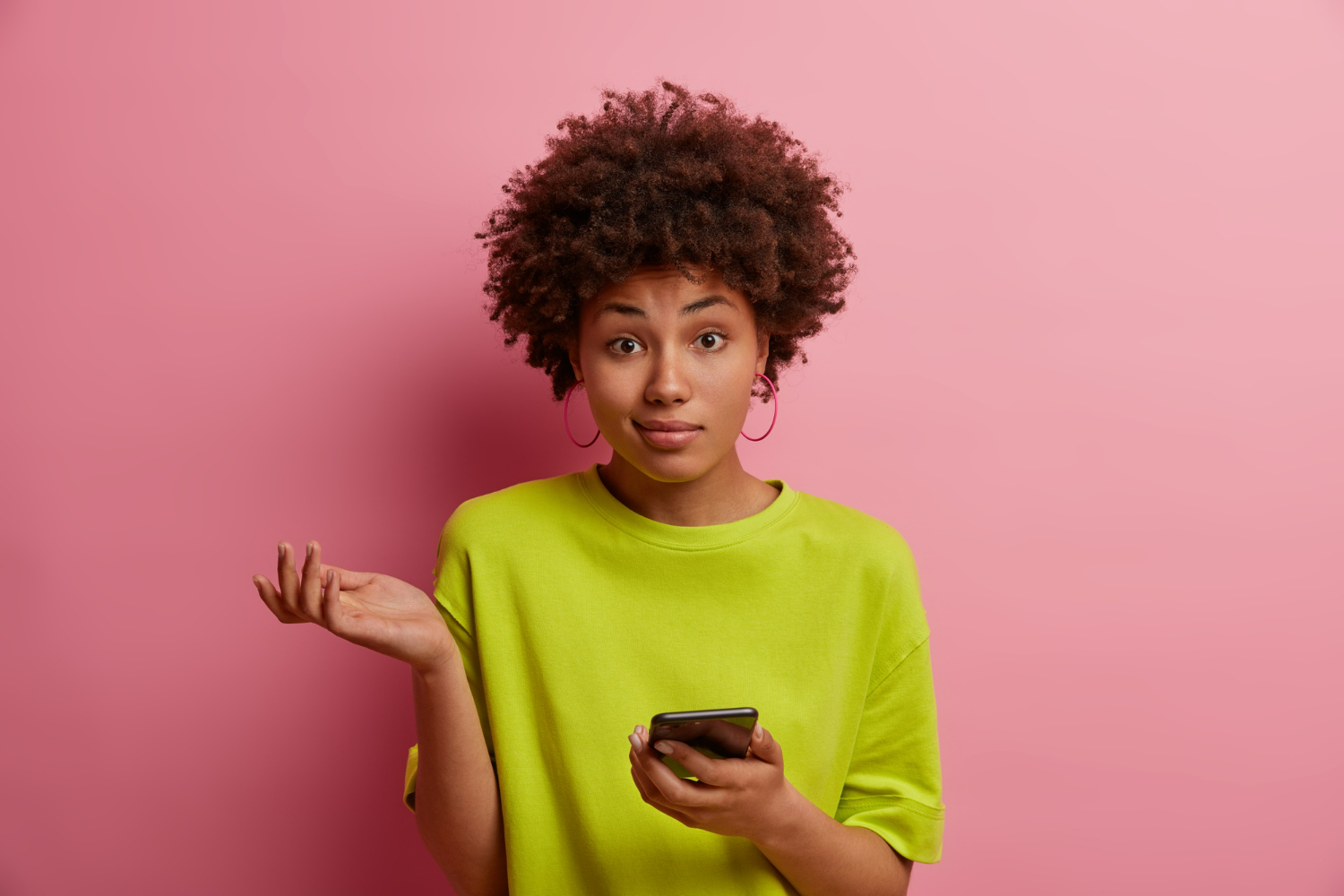 Venho por meio desta ou dessa? Qual das expressões está correta?