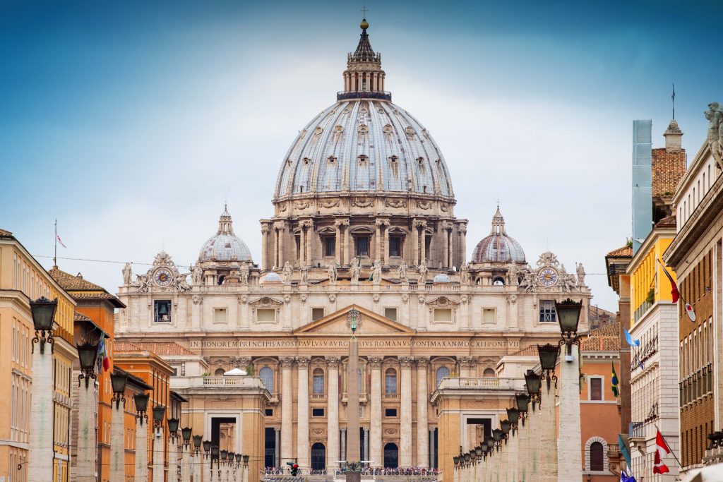 view of St Peter's Basilica in Rome, Vatican, Italy Países com a letra V - Vaticano.