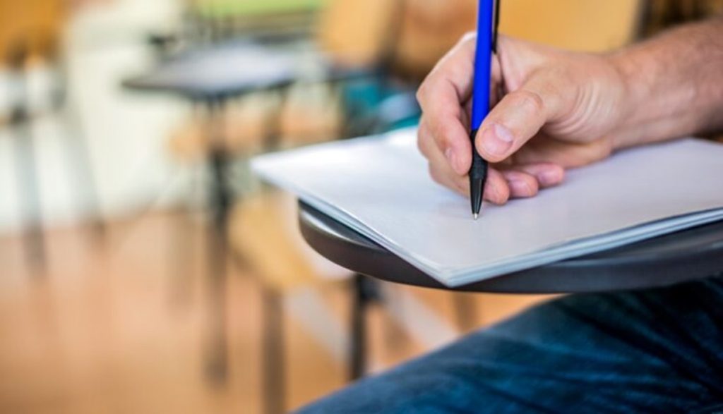 A man is writing/signing on a paper Focused on a hand with pen As inscrições do concurso começam na próxima terça-feira (24)