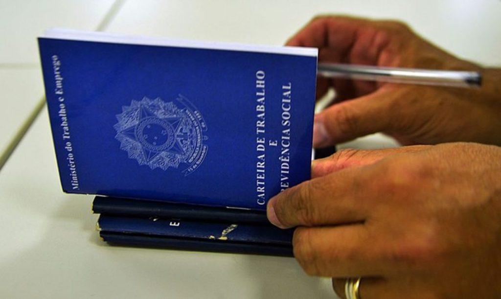 Entenda como é calculado o valor do salário mínimo. Entenda como é calculado o valor do salário mínimo.