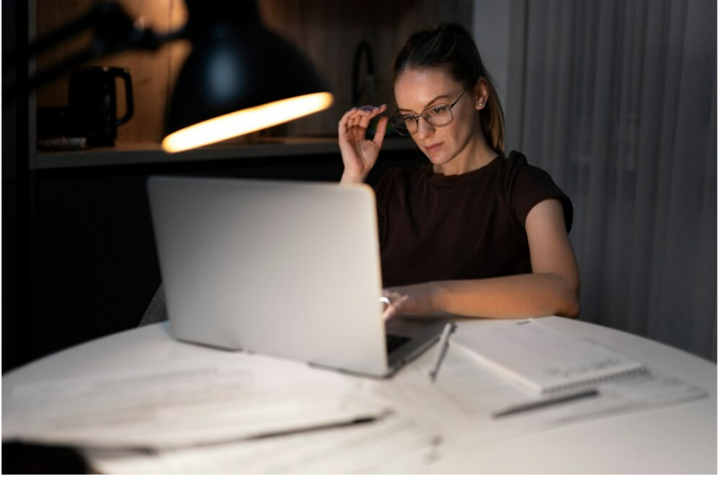 concilia estudos Conciliar trabalho e estudo para concursos públicos é um dos maiores desafios de quem está no mercado de trabalho e busca uma vaga no setor público.