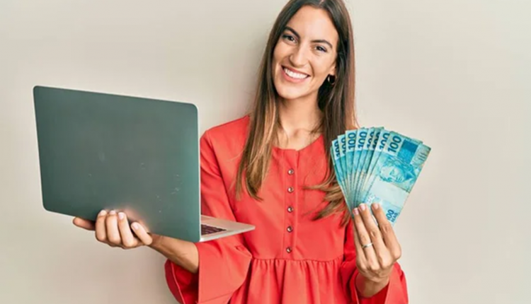 depositphotos stock photo young beautiful woman holding laptop x Profissional de mídias sociais é uma das Profissionais de mídias sociais é uma das profissões onde mulheres ganham mais do que homens.
