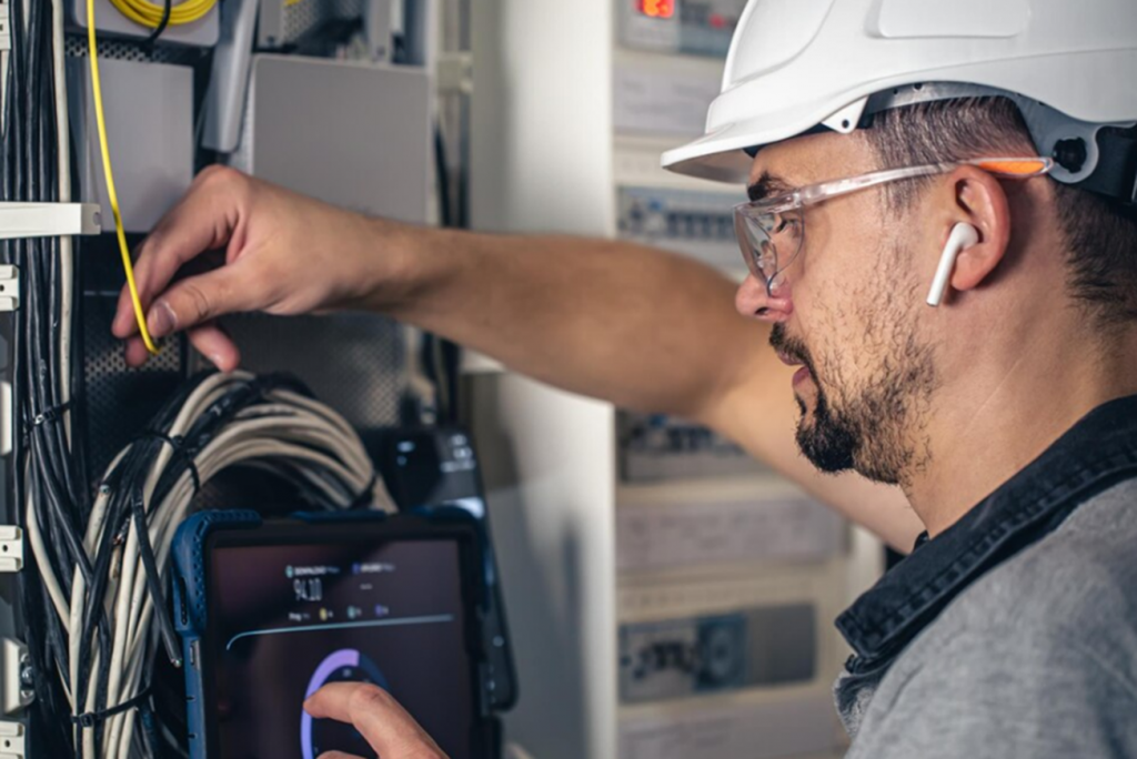 Eletricista é uma profissão que além de estar em alta e poder ser exercida de forma autônoma, é uma das que possui excelente salário. Eletricista é uma profissão que além de estar em alta e poder ser exercida de forma autônoma, é uma das que possui excelente salário.