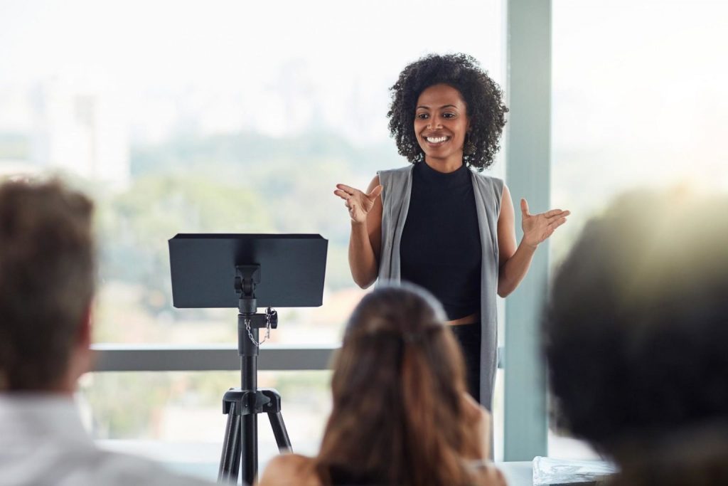 Você tem o vício de dizer "né?", "tá", "ãããã", "humm" no final das frases ou nas pausas? Veja como resolver! Você tem o vício de dizer "né?", "tá", "ãããã", "humm" no final das frases ou nas pausas? Veja como resolver!