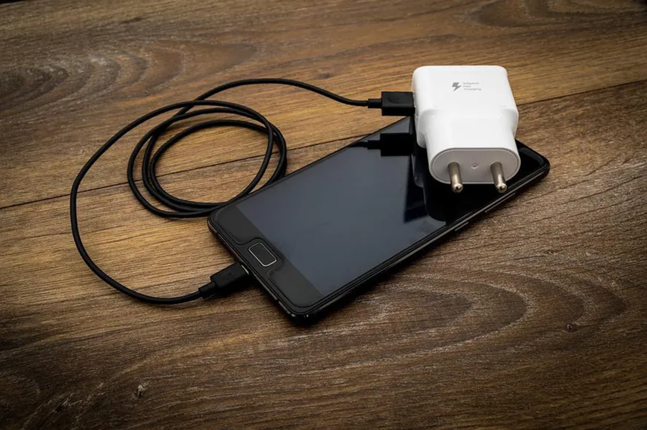 Onde encaixar o carregador primeiro? No celular ou na tomada?