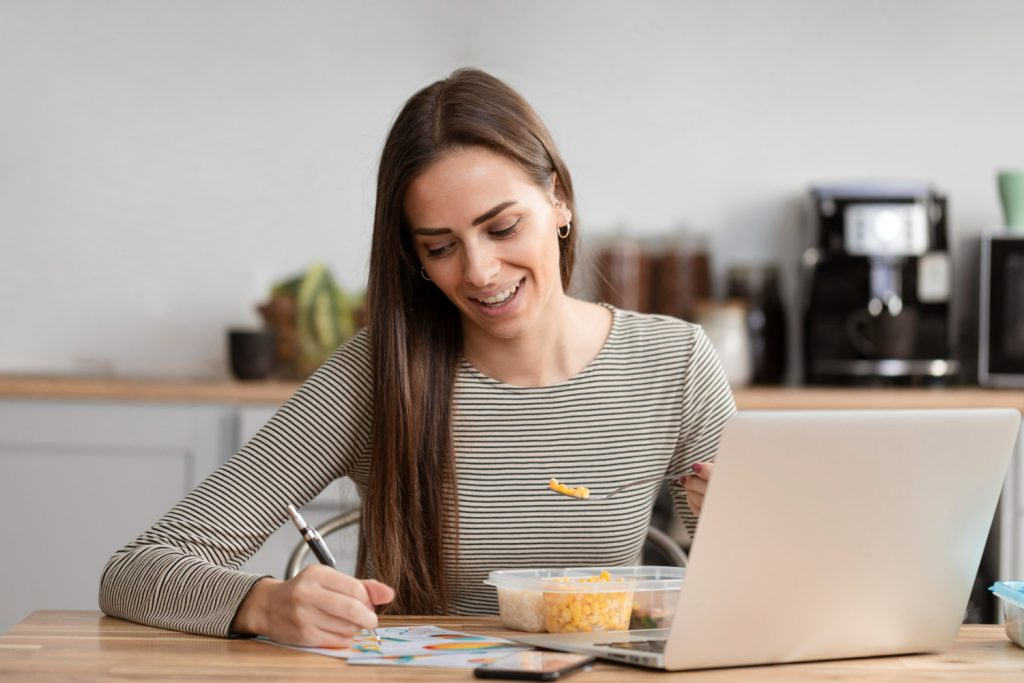 Profissões em home office que pagam bem. Entre as profissões com salários mais altos no home office, destacam-se cargos executivos e de liderança em setores de tecnologia, gestão e finanças.