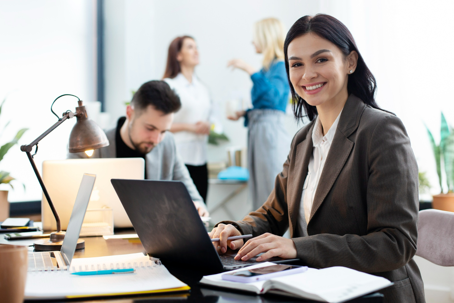 Há vagas temporárias, CLT, presenciais e até 100% home office.