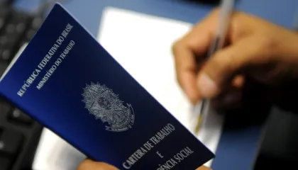 FADDDC O seguro-desemprego é um benefício que tem como objetivo fornecer suporte financeiro temporário ao trabalhador que foi dispensado sem justa causa.