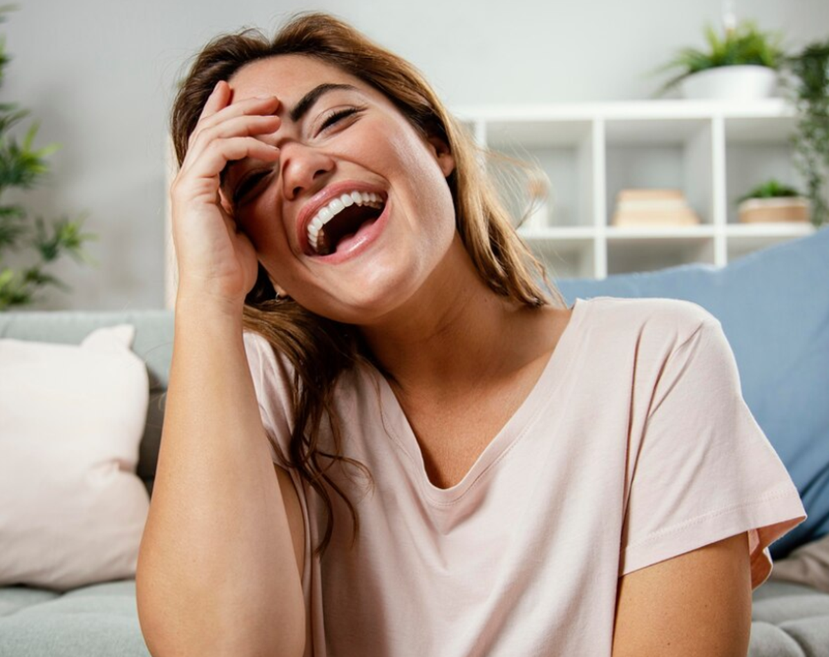 Surpreendentemente, o senso de humor é outro traço comum entre as pessoas inteligentes. Imagem: Freepik